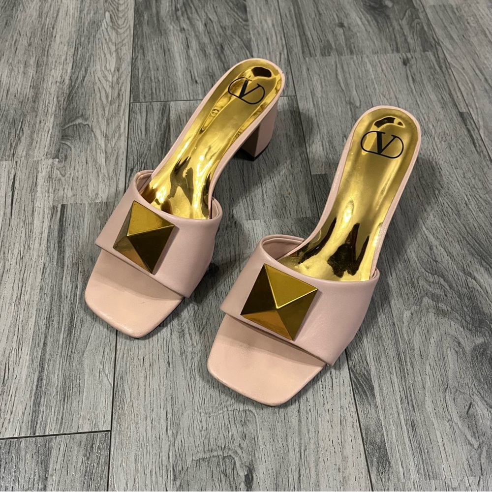 Valentino One Stud Light Pink Sandals Made in Italy Sz 40